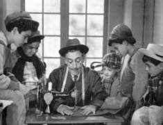 [Tot�-Gennaro tra la sua numerosa famiglia]