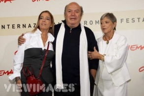 [Diana e Liliana de Curtis con Lino Banfi]